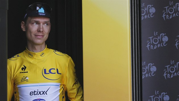 Tony Martin si jde pro lut dres Tour de France s bolavou rukou.