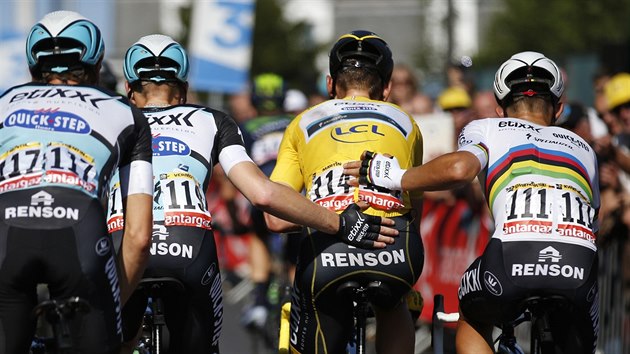 Tony Martin (ve lutm) se zranil v clovch pasch est etapy Tour de France, za psku mu pomhaj tmov kolegov.