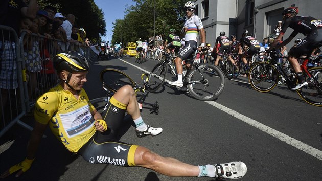 Tony Martin, lut mu Tour de France, sed v zvru est etapy na vozovce. Pi pdu si zlomil kln kost.