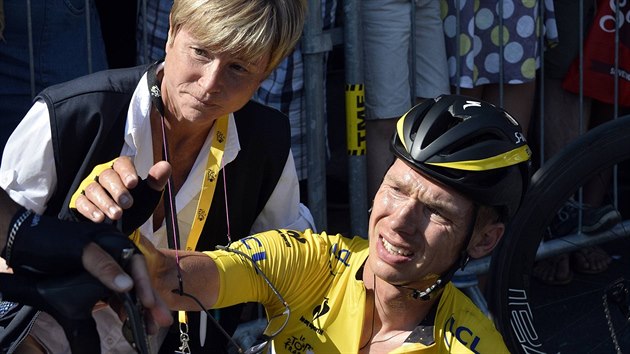 Tony Martin, lut mu Tour de France, sed v zvru est etapy na vozovce. Pi pdu si zlomil kln kost.