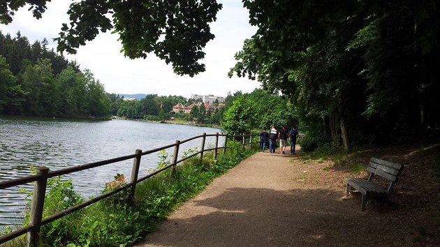 Pjemnou cestu u libereck pehrady asto vyuvaj k prochzkm pejskai i rodiny s dtmi.