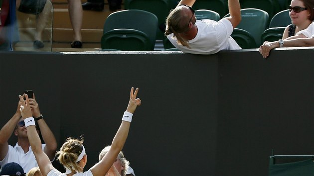 SELFIE S VTZKOU. Lucie afov (zdy se zdvienmi prsty) po postupu do osmifinle Wimbledonu