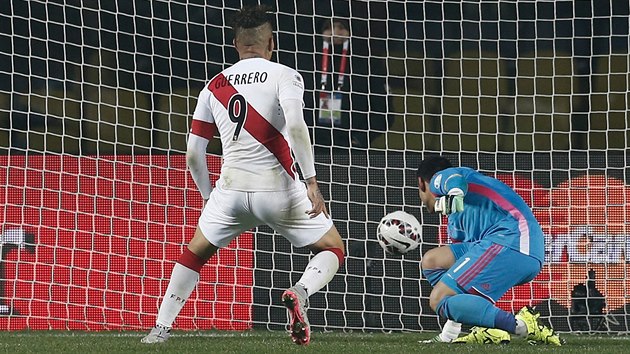 Paolo Guerrero z Peru pekonv glmana Paraguaye Justa Villara.