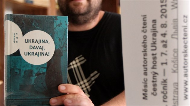 Organiztor Msce autorskho ten Petr Minak ukazuje povdkovou knihu Ukrajina, davaj, Ukrajina!, u kter se zrodil npad zvolit za tma letonho ronku prv tuto zemi.