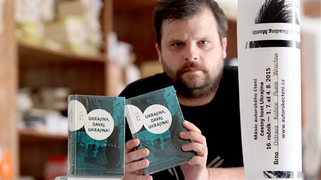 Organiztor Msce autorskho ten Petr Minak ukazuje povdkovou knihu Ukrajina, davaj, Ukrajina!, u kter se zrodil npad zvolit za tma letonho ronku prv tuto zemi.
