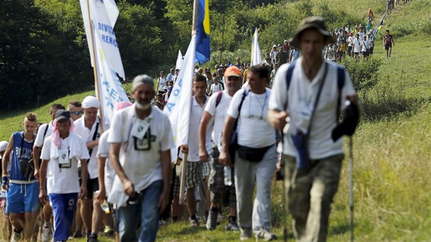 Deset tisc lid ve vku od pti do 75 let se zastnilo tdennho mrovho pochodu do Srebrenice. Jeho astnci celkem ujdou asi 100 kilometr (8. ervence 2015).