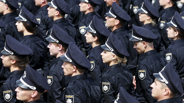 V Kyjev sloily slib dva tisc novch policist (4. ervence 2015).