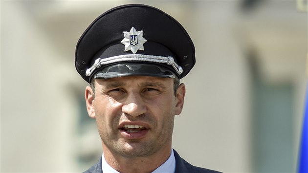 Novou policejn epici si vyzkouel i starosta Kyjeva Vitalij Kliko (4. ervence 2015).