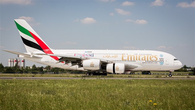 Svoji stopu mají Emirates i v Česku. Přímé spojení Prahy a Dubaje firma spustila před pěti lety v červenci 2010. Zejména letečtí fanoušci sní o tom, že by sem firma posílala pravidelně Airbus A380, firma sem ale takový let vypravila jedinkrát letos právě k připomínce svého výročí. Emirates jsou i jedním z největších zákazníků Řízení letového provozu, především díky jejich spojení do Německa a Velké Británie. 