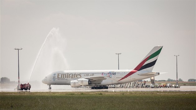 Slavnostní přílet obřího Airbusu A380 společnosti Emirates v Praze 1. července 2015