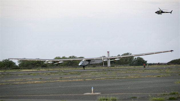 Letoun Solar Impulse 2 pistv na letiti Kalaeloa na Havaji. Ukonil nejdel etapu obletu svta a vytvoil nov rekord v asov nejdelm slovm letu.