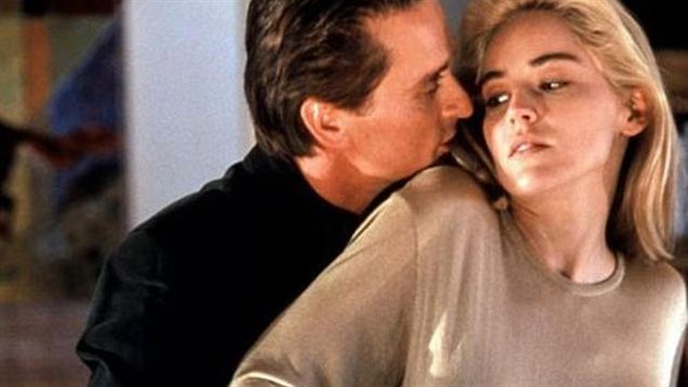 Michael Douglas a Sharon Stone ve filmu Základní instinkt (1992)
