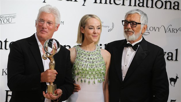 Richard Gere a jeho filmov dcera Jena Malone a Ji Bartoka v roce 2015 na filmovm festivalu v Karlovch Varech. Gere a Malone si zahrli otce a dceru ve filmu as beznadje v roce 2014.