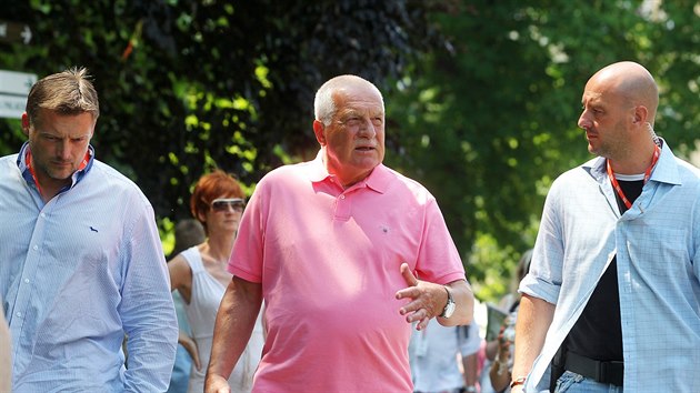 Václav Klaus na procházce po Karlových Varech (4. ervence 2015)