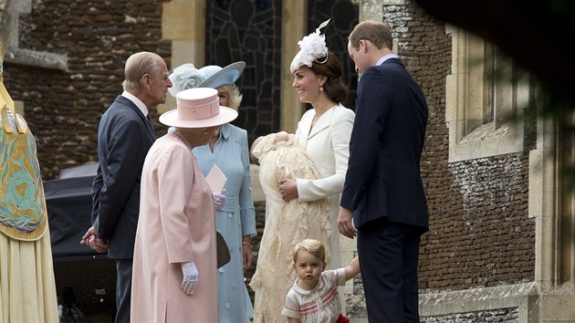 Britsk krlovna Albta II. s manelem princem Philipem, vvodkyn z Cornwallu Camilla a William s Kate, Georgem a Charlotte po ktu mal princezny (5. ervence 2015)