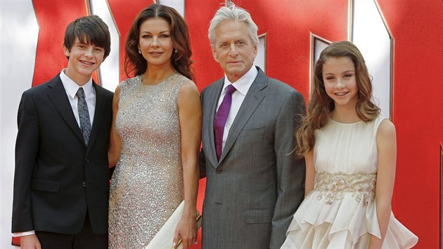 Catherine Zeta-Jonesov, Michael Douglas a jejich dti Dylan a Carys (Londn, 8. ervence 2015)