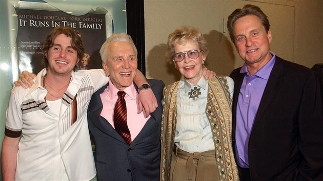 Kirk Douglas, jeho první manželka Diana, syn Michael a vnuk Cameron (Los Angeles, 7. dubna 2003)