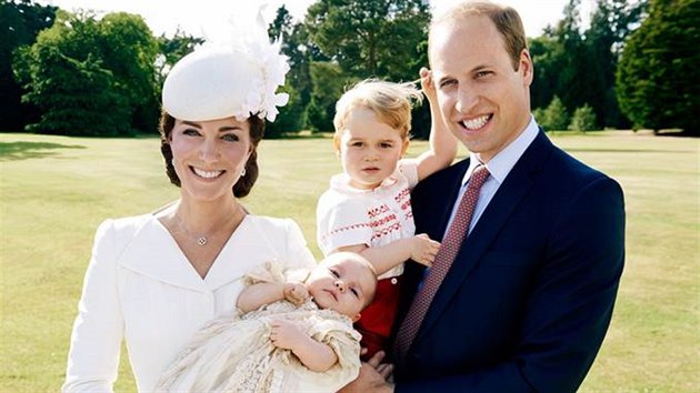 Princ William a jeho manžela Kate s dětmi na oficiálních fotkách ze křtu malé princezny Charlotte od fotografa Maria Testina.
