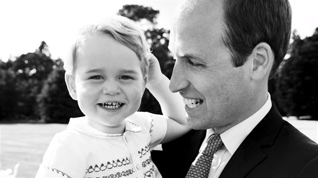 Princ William a jeho syn princ George na křtu princezny Charlotte (5. července 2015)