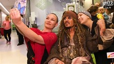 Johnny Depp navtívil dtskou nemocnici jako Jack Sparrow