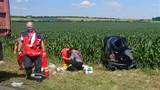 Po nehod skonila slisovaná corsa v poli.