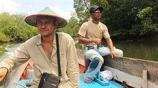 Stanislav Lhota a jeden z jeho indonéských koleg mezi mangrovy v...