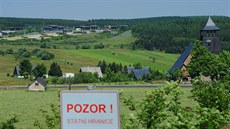 Bývalá nmecká celnice na hraniním pechodu Cínovec - Zinnwald stojí asi ti...