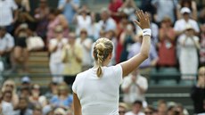DÍKY! eská tenistka Petra Kvitová po postupu do 3. kola Wimbledonu zdraví...