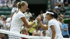 eská tenistka Petra Kvitová pijímá gratulace od Japonky Naraové.