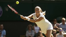 eská tenistka Petra Kvitová se natahuje po returnu ve 3. kole Wimbledonu.