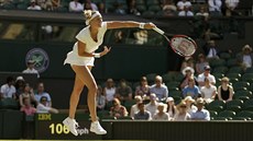 eská tenistka Petra Kvitová podává v utkání 3. kola Wimbledonu.