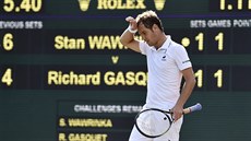 Francouzský tenista Gilles Simon si utírá pot z ela ve tvrtfinále Wimbledonu.