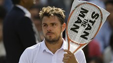 výcarský tenista Stan Wawrinka mní ve tvrtfinále Wimbledonu raketu.