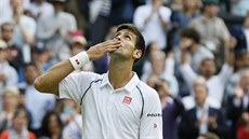 Srbský tenista Novak Djokovič slaví postup do semifinále Wimbledonu.