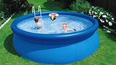 Pro svlaení dosplého je malý nafukovací bazének v pohod. A dti se v nm...