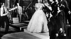 Marlene Dietrichová v atech Dior pi natáení filmu Hrza na jeviti (1950)
