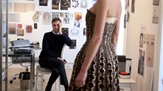 Raf Simons pi píprav nové kolekce ve filmu Dior a já