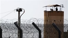 �len egyptský bezpe�nostní slo�ek na kontrolní v�i u hranic s Izraelem (1....