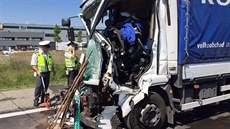 Hradeckou dálnici D11 ve smru na Prahu zastavila nehoda dvou nákladních aut...