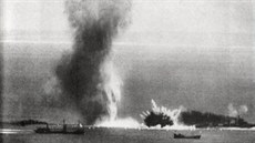 Lodě britského pobřežního konvoje během útoku německých letadel, 14. července...