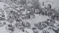 Ve vzácné knize je i snímek z �ervence 1933. Ukazuje �leny autoklubu s jejich...