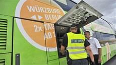 Policie kontrovala pedem vytipovaný autobus, jestli v nm necestují uprchlíci.