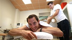 LÁMÁNÍ TLA. Fyzioterapeut Dimitry zahívá svaly a klouby Renauda Lavillenieho...