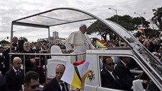 Pape projídí v papamobilu ulice Santa Cruz