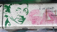 Gainsbourgv dm v ulici Verneuil je pokrytý graffiti.