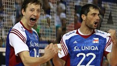 Čeští volejbalisté Adam Bartoš a Tomáš Fila se radují z úspěšného zakončení.