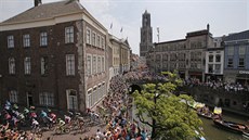 Peloton projídí v 2. etap Tour de France centrem Utrechtu.