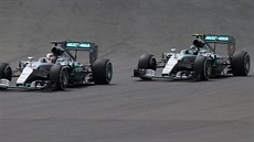 Lewis Hamilton (vlevo) a Nico Rosberg na trati Velké ceny Velké Británie.