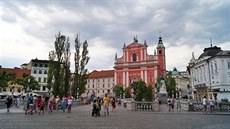 Pre�ernovo nám�stí v Lublani - místo setkávávní místních, turist�, i b�c�,...