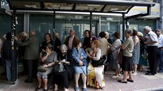 Fronta p�ed bankou v Aténách. Ve st�edu se banky otev�ely speciáln� pro n� (1....
